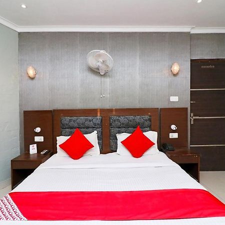 Oyo Hotel Metro Tower Near Ambience Mall New Delhi Bagian luar foto