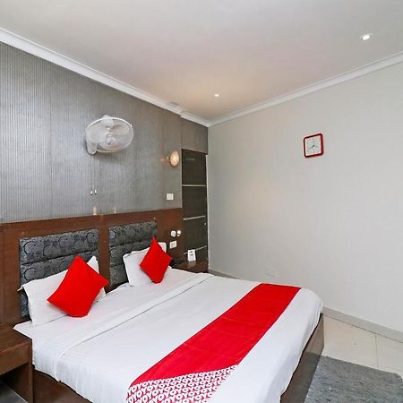 Oyo Hotel Metro Tower Near Ambience Mall New Delhi Bagian luar foto