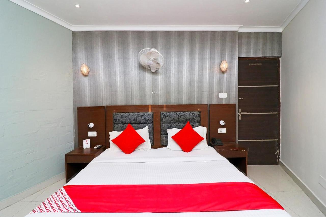 Oyo Hotel Metro Tower Near Ambience Mall New Delhi Bagian luar foto