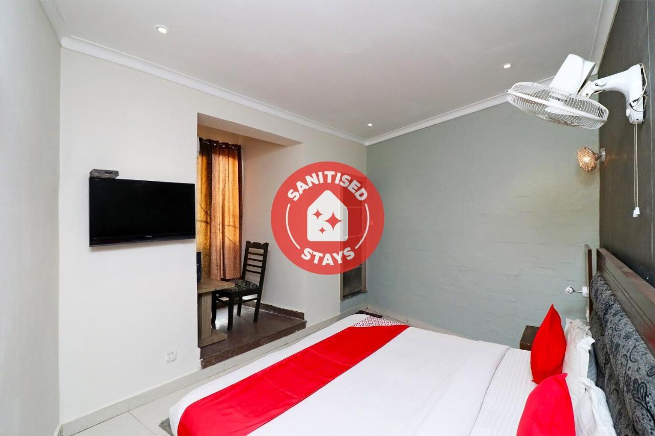 Oyo Hotel Metro Tower Near Ambience Mall New Delhi Bagian luar foto