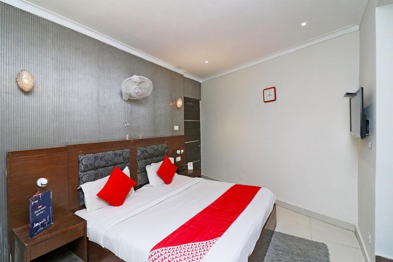 Oyo Hotel Metro Tower Near Ambience Mall New Delhi Bagian luar foto