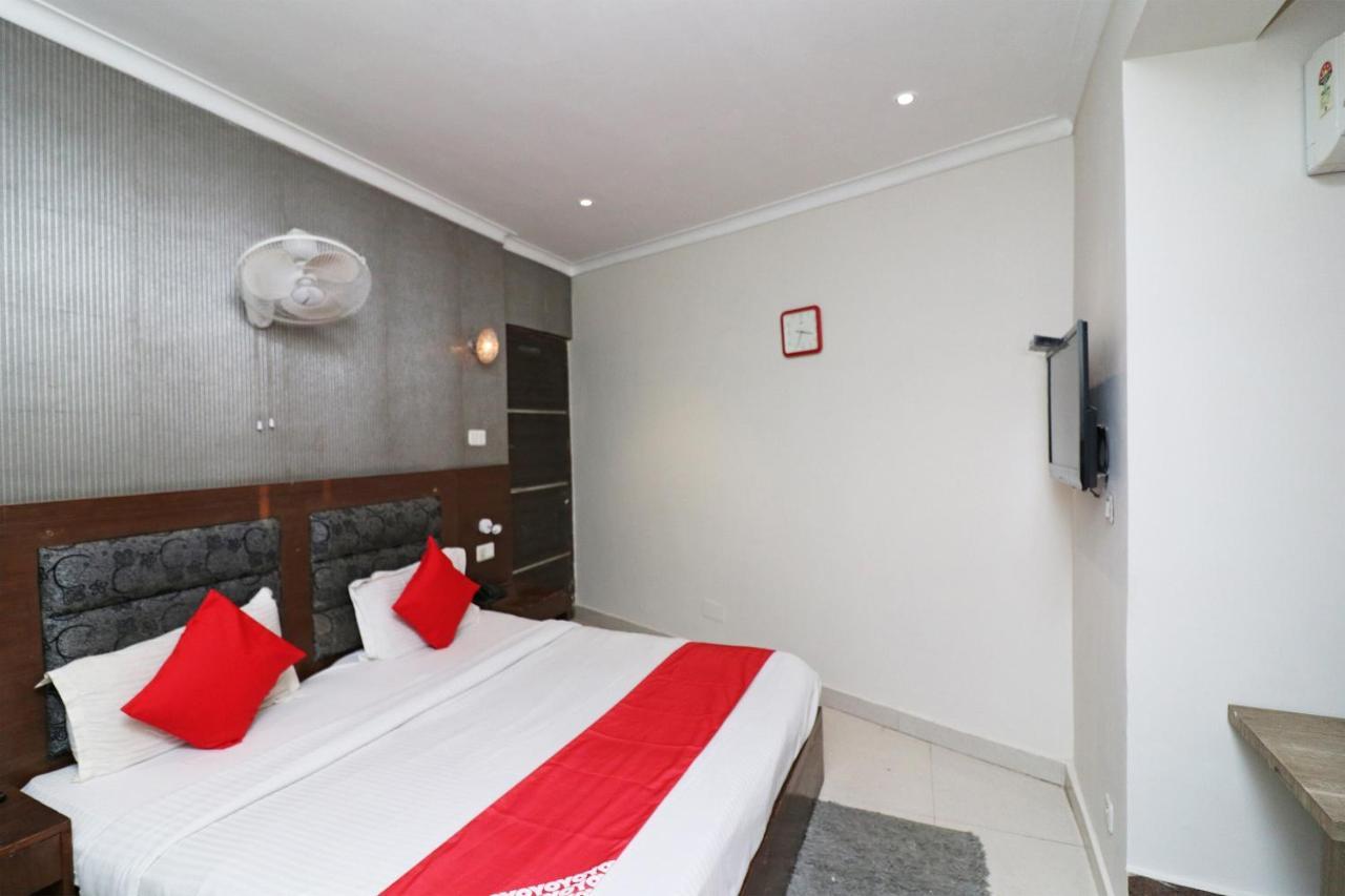 Oyo Hotel Metro Tower Near Ambience Mall New Delhi Bagian luar foto