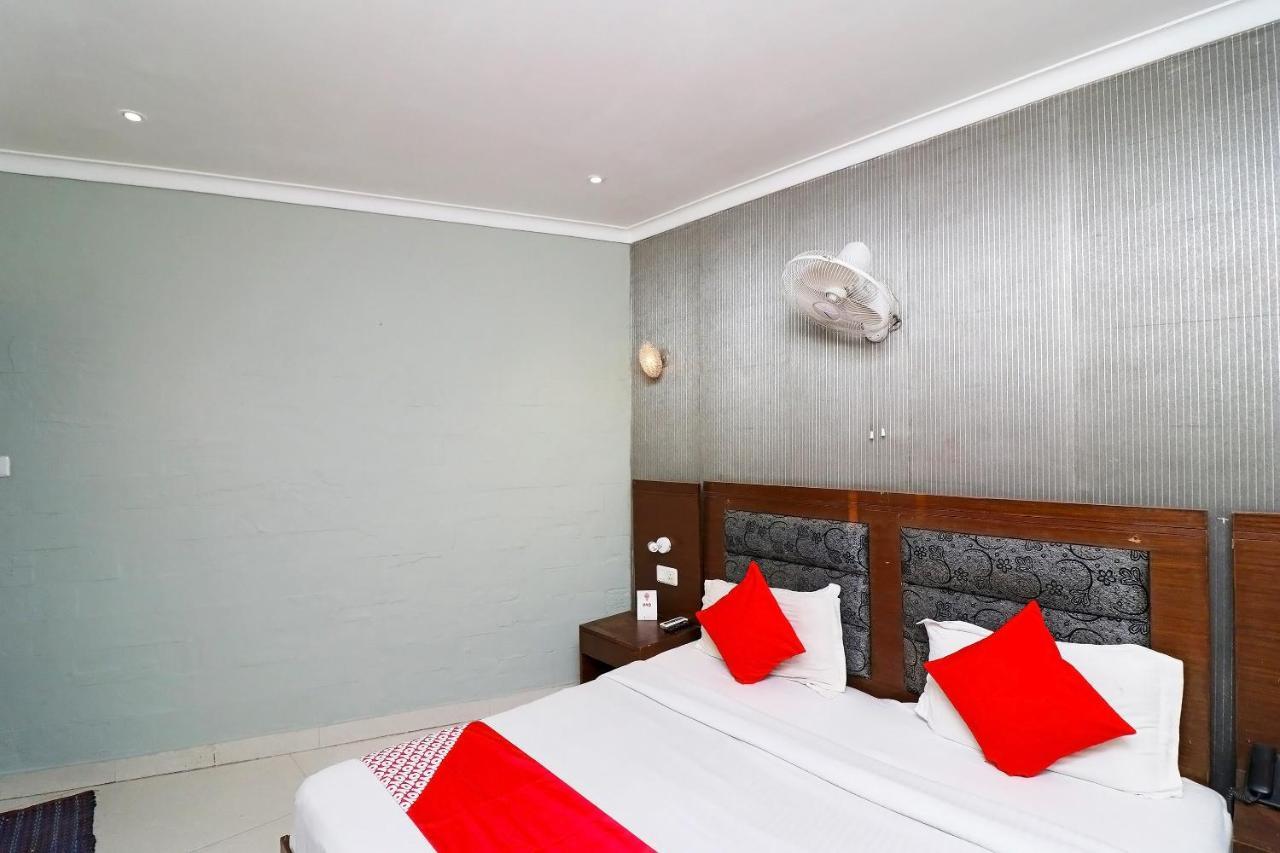 Oyo Hotel Metro Tower Near Ambience Mall New Delhi Bagian luar foto