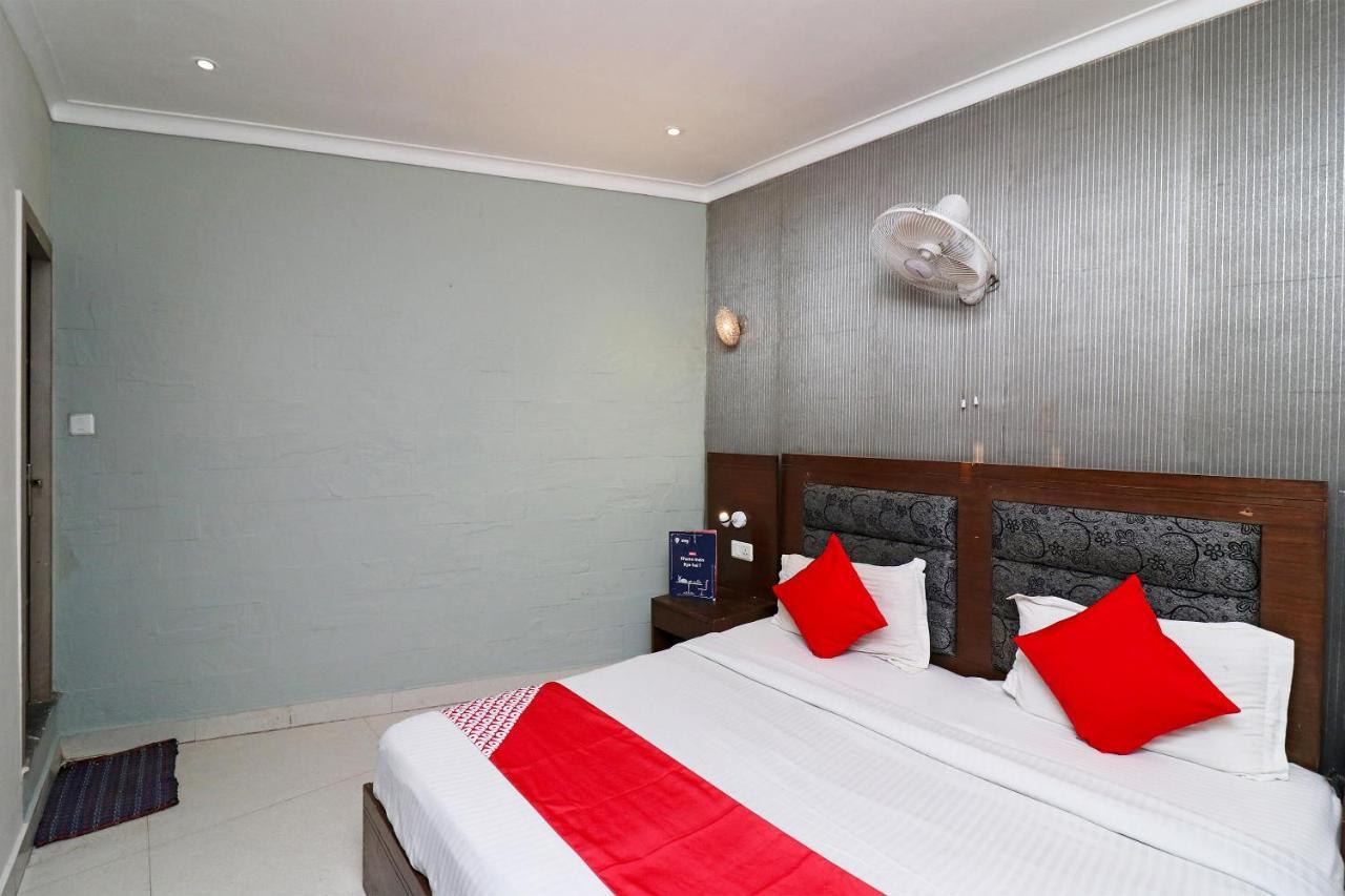 Oyo Hotel Metro Tower Near Ambience Mall New Delhi Bagian luar foto