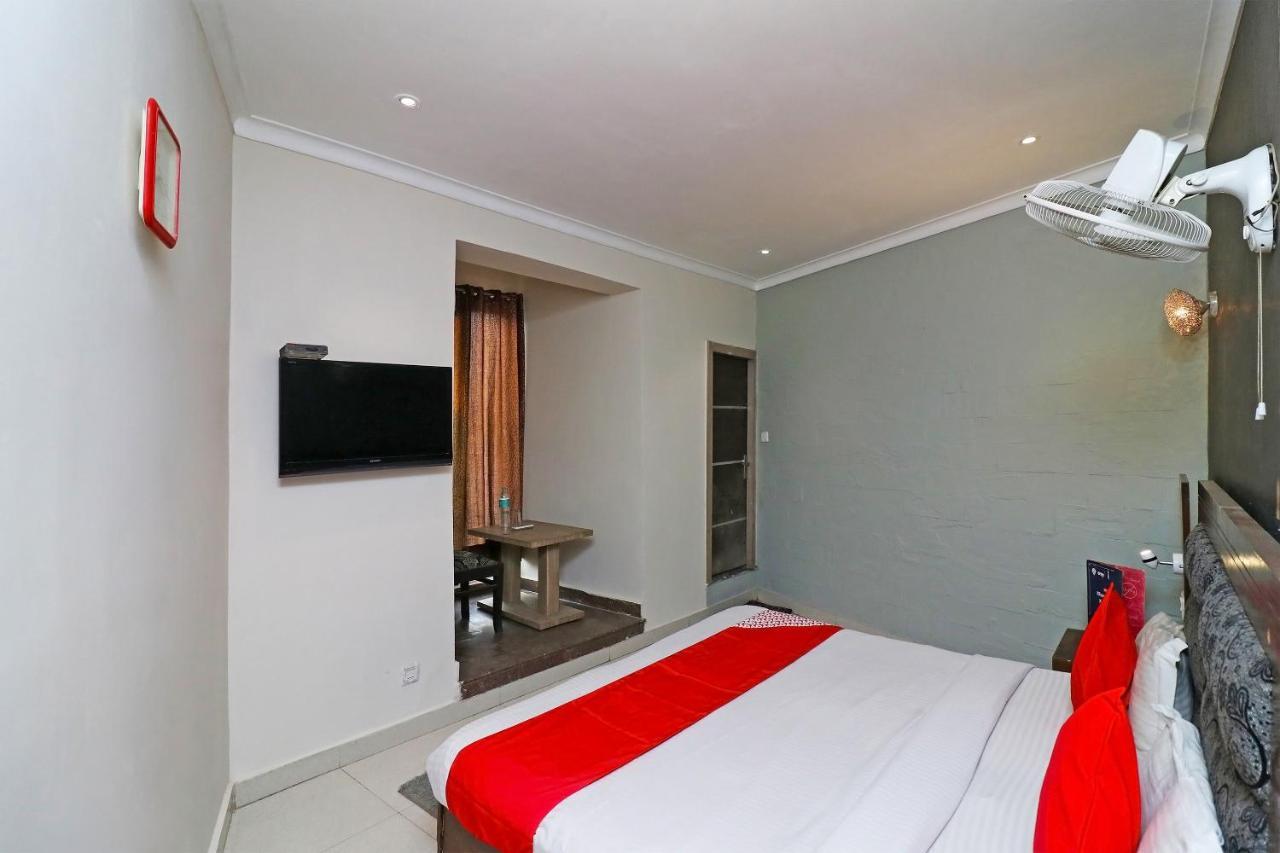 Oyo Hotel Metro Tower Near Ambience Mall New Delhi Bagian luar foto