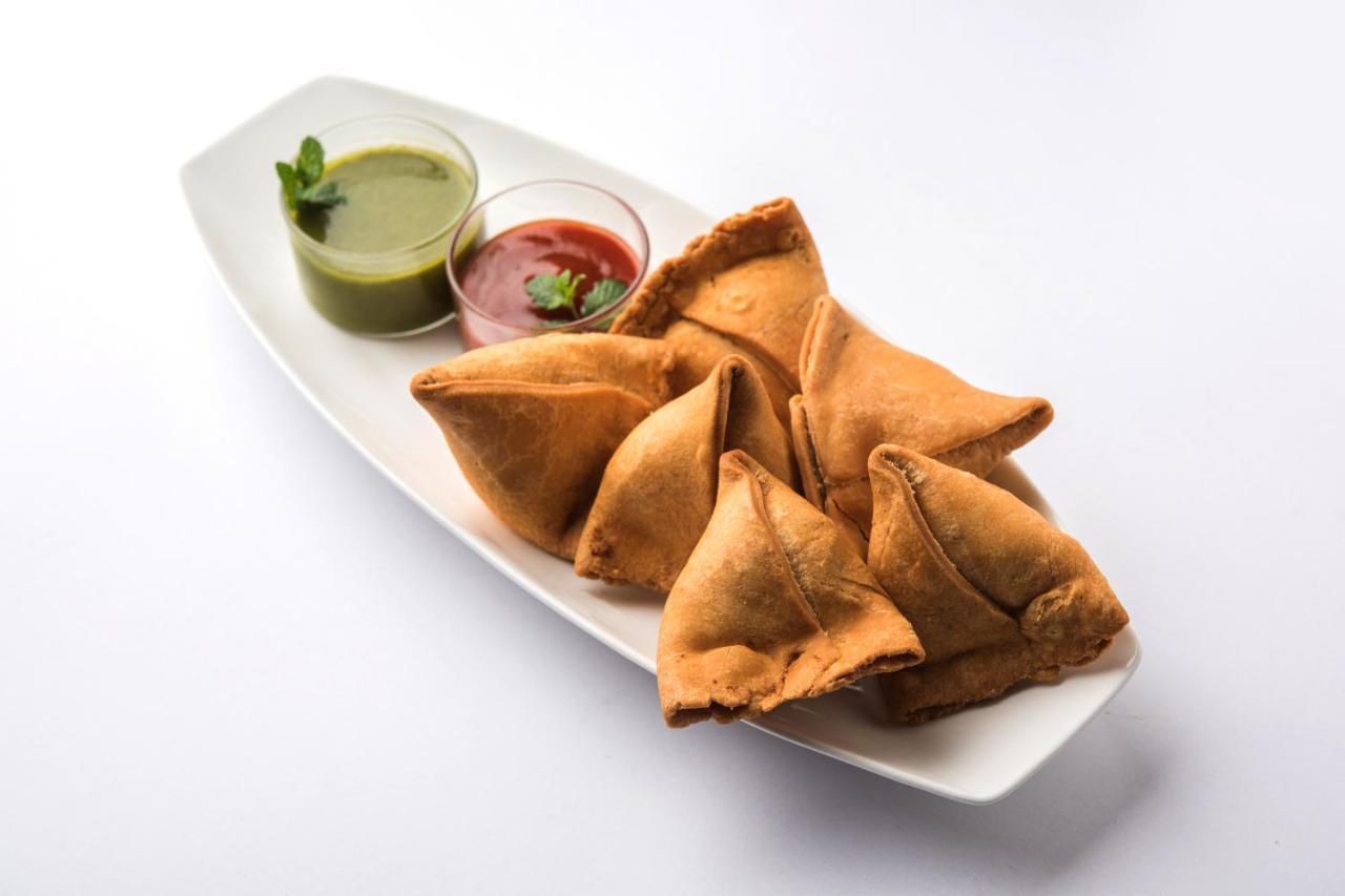 Oyo Hotel Metro Tower Near Ambience Mall New Delhi Bagian luar foto