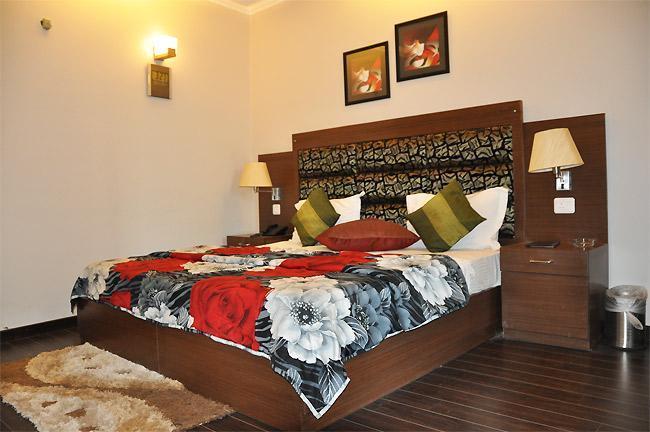 Oyo Hotel Metro Tower Near Ambience Mall New Delhi Bagian luar foto