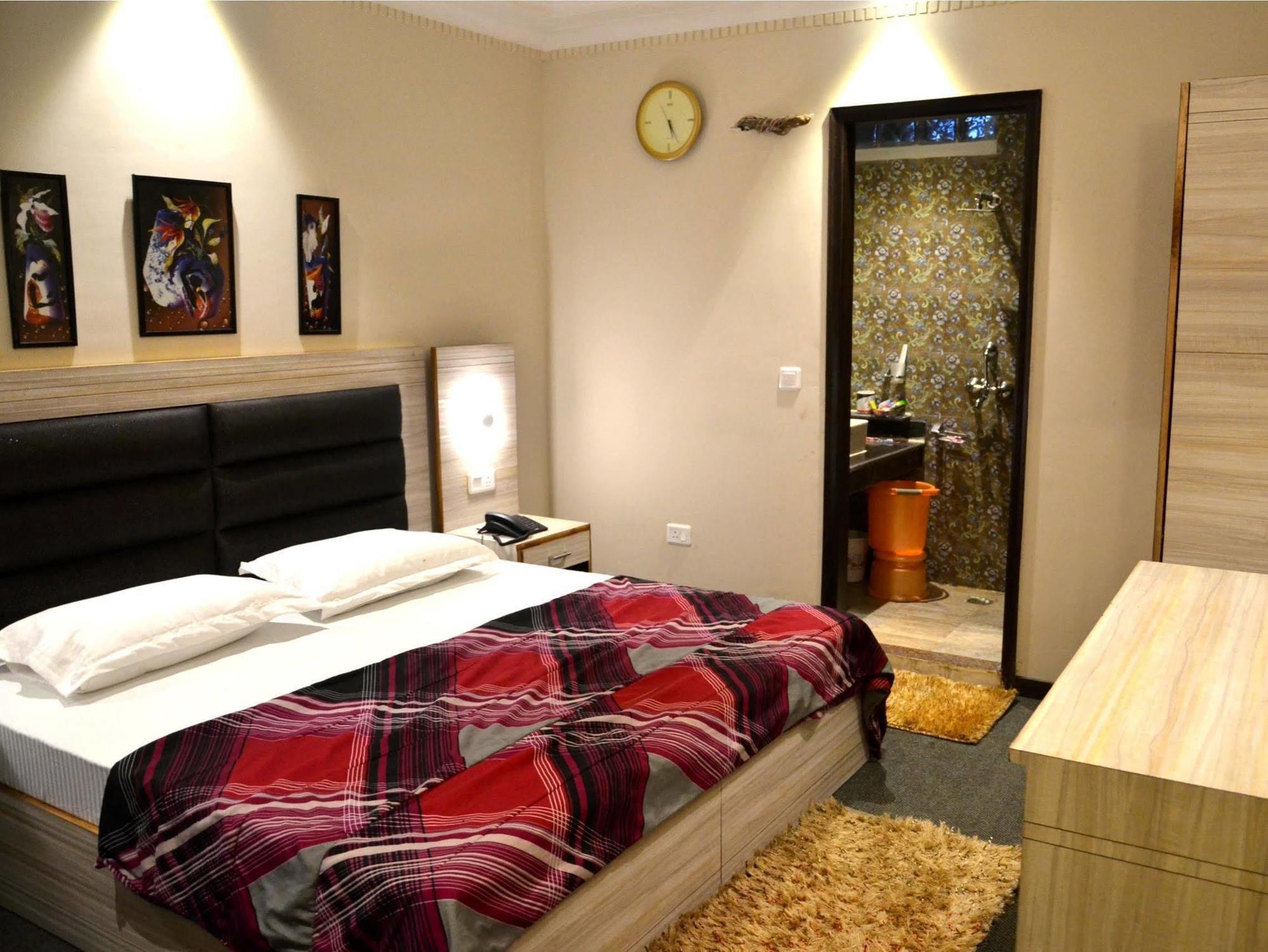 Oyo Hotel Metro Tower Near Ambience Mall New Delhi Bagian luar foto