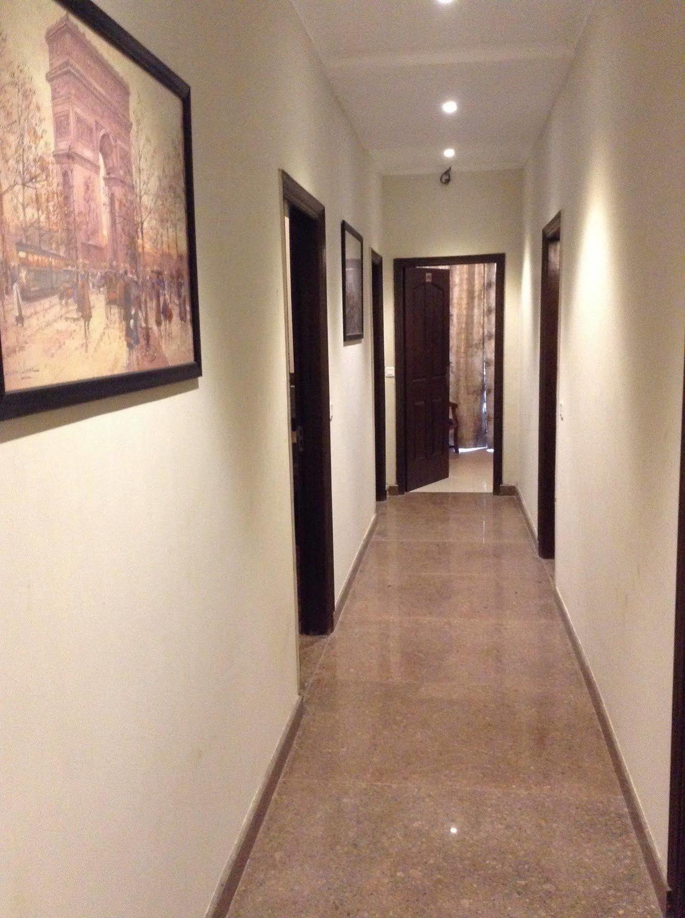 Oyo Hotel Metro Tower Near Ambience Mall New Delhi Bagian luar foto