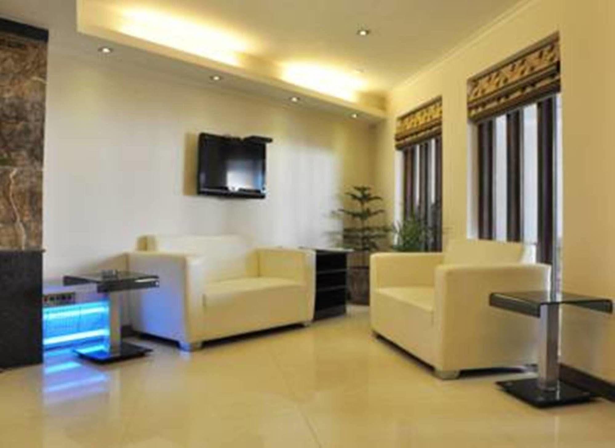Oyo Hotel Metro Tower Near Ambience Mall New Delhi Bagian luar foto